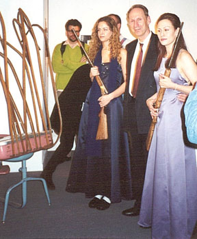 GUNS.IN.THE.HANDS.OF.ARTISTS, 2001
